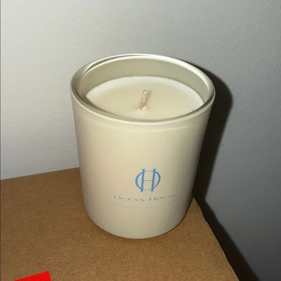 Ocean House Scented Candle with Wooden Lid - Cream - Picture 4 of 6